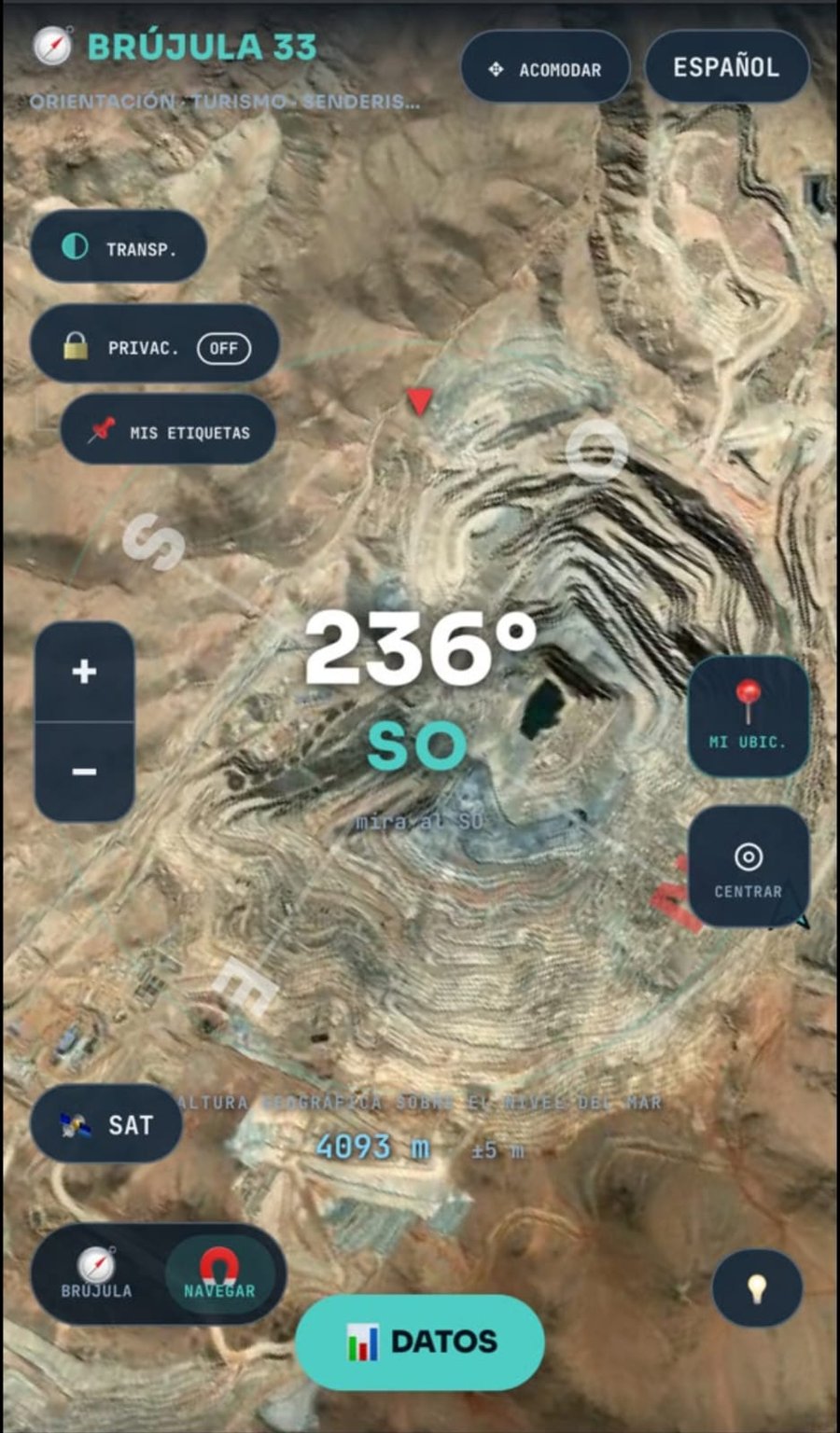Brújula 33 funcionando en modo satelital en una faena minera de la cordillera, mostrando 4.093 metros de altura